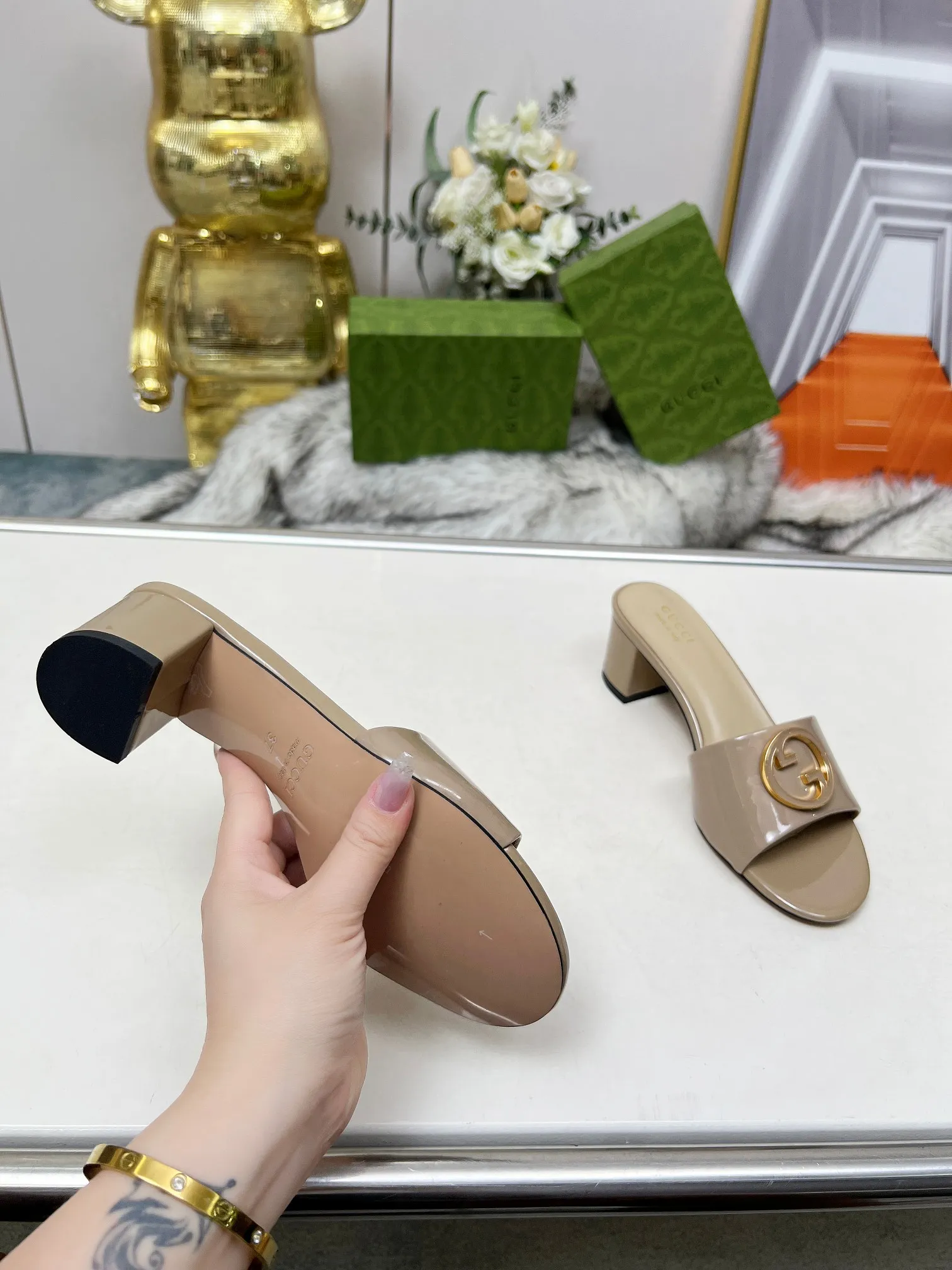 👟👟Ex-factory price 360👟👟 Genuine leather sole +40 Gucci 𝟐𝟎𝟐5 new spring and summer double G buckle round toe medium heel slippers, this G family series of slippers are so beautiful, high-end must buy~ The double G Logo is so beautiful on the feet, a classy style! The buttons have the GUCCI logo. Fabric: Cowhide Lining: Sheepskin lining Sheepskin pad Heel height: 5CM Sole: Italian genuine leather outsole Size: 35-44 [42 43 44 customized]